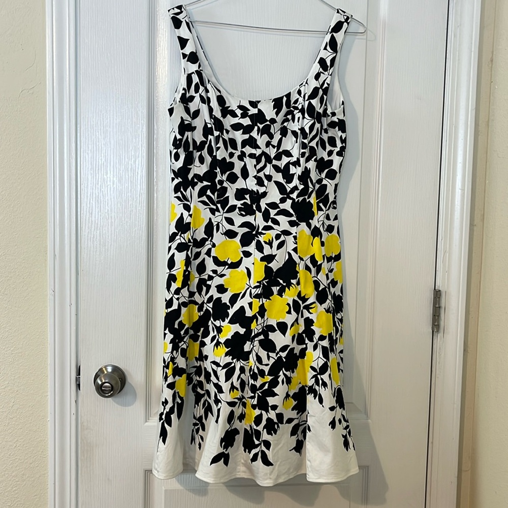 Nine West size 8 Yellow Peonies